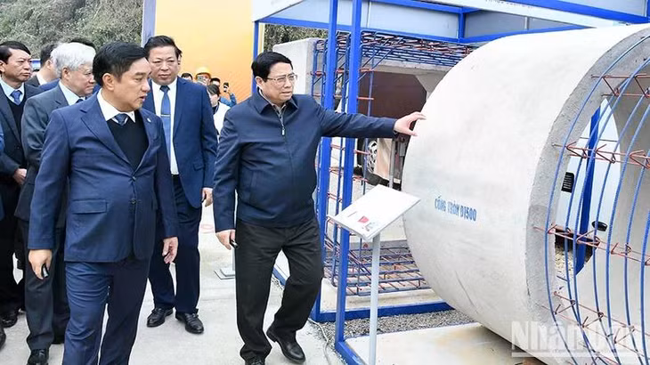 Thủ tướng Phạm Minh Chính kiểm tra mẫu kết cấu bê-tông sẽ được thi công tại dự án cao tốc. (Ảnh: Thanh Giang)
