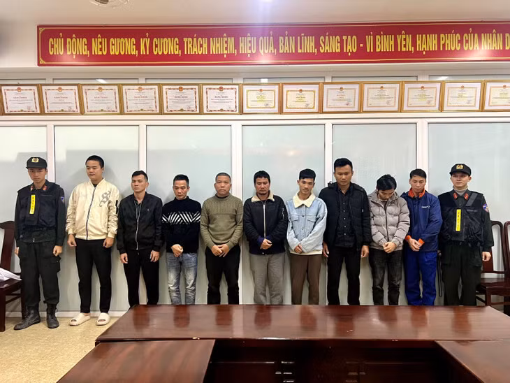 Nhóm 9 đối tượng trong đường dây cá độ bóng đá mỗi tháng hơn 3,5 triệu USD bị Phòng CSHS Công an tỉnh Thừa Thiên Huế bắt giữ.