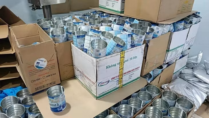 Hiện trường cơ quan chức năng phát hiện vụ sản xuất sữa bột giả tại Bình Dương. (Ảnh: TTXVN phát)