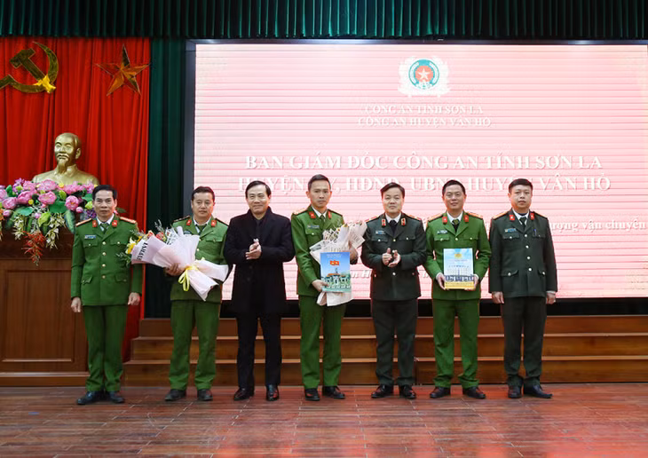 Giám đốc Công an tỉnh, huyện ủy, HĐND, UBND huyện Vân Hồ chúc mừng thành tích xuất sắc của Công an huyện Vân Hồ.