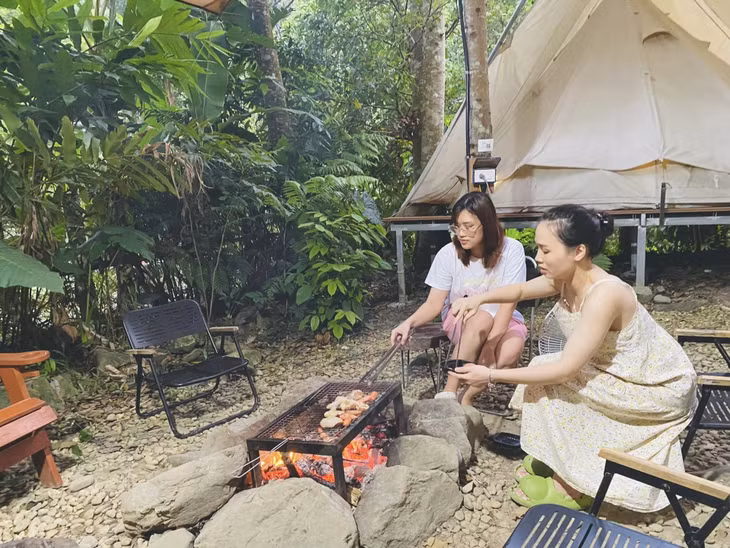 Du khách có thể quây quần chuẩn bị đồ ăn với các món nướng. Ảnh: Quỳnh Hoa