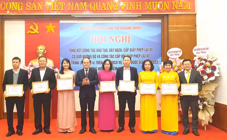 Giám đốc Sở GTVT Hoàng Quang Hải tặng giấy khen cho các tập thể đạt thành tích xuất sắc trong công tác đào tạo, sát hạch cấp GPLX năm 2023.