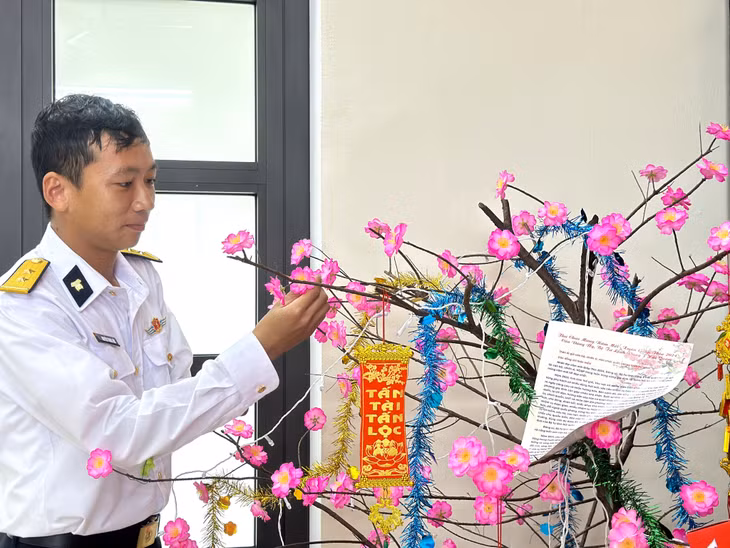 Trung úy Nguyễn Trung Đức đón cái Tết đầu tiên trên đảo Lý Sơn.