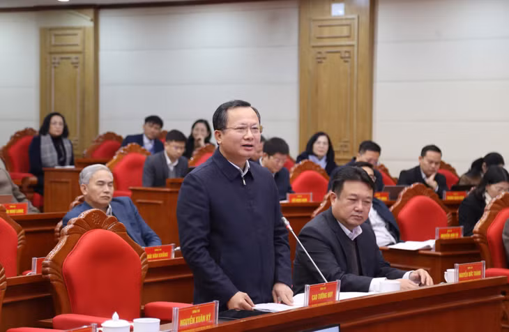 Đồng chí Cao Tường Huy, Phó Bí thư Tỉnh ủy, Chủ tịch UBND tỉnh thảo luận, trao đổi tại lớp bồi dưỡng.