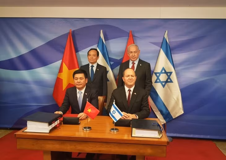 Phó thủ tướng Trần Lưu Quang và Thủ tướng Israel Benjamin Netanyahu chứng kiến lễ ký kết FTA Việt Nam-Israel (VIFTA).