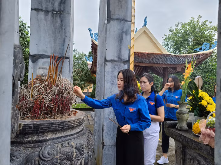 Chương trình về nguồn tại Nghĩa trang liệt sĩ Pò Hèn (TP Móng Cái) của Đoàn Thanh niên Sở LĐ-TB&amp;XH.