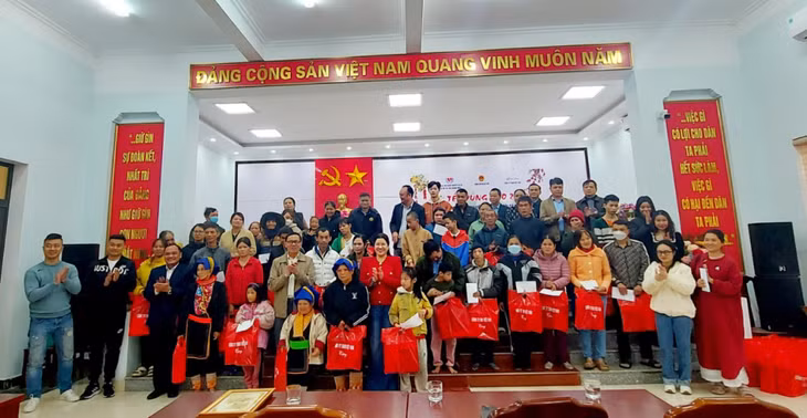 50 suất quà Tết trị giá 600 ngàn đồng/suất đã được trao tận tay các hộ có hoàn cảnh khó khăn tại thị trấn Ba Chẽ và xã Đồn Đạc
