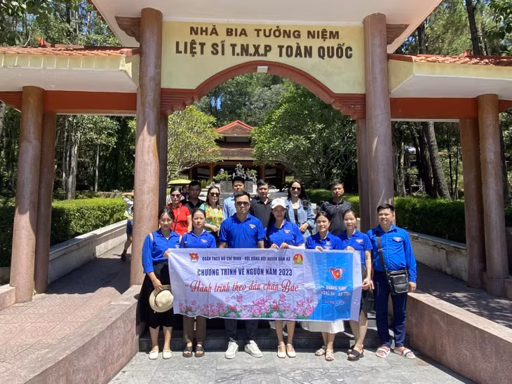 Chương trình về nguồn - Hành trình theo dấu chân Bác của tuổi trẻ huyện Đầm Hà. Ảnh: Huyện Đoàn Đầm Hà