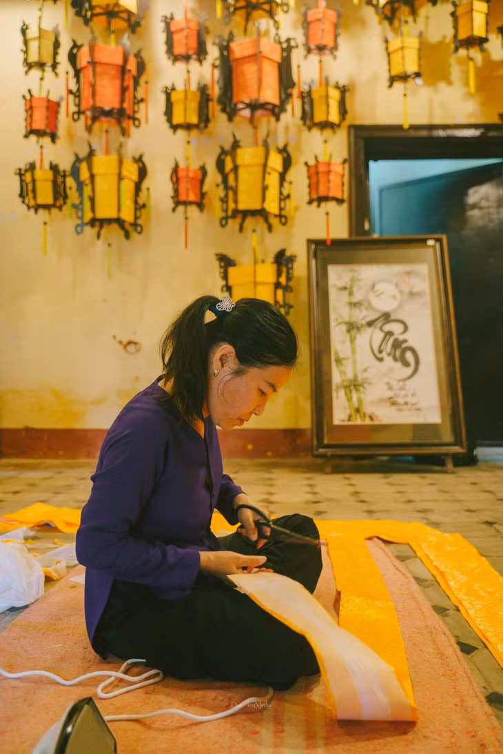 Ngoài ra, đây còn là nơi trưng bày nghệ thuật trúc chỉ, tranh gương truyền thống Huế. Ảnh: DucHieumedia