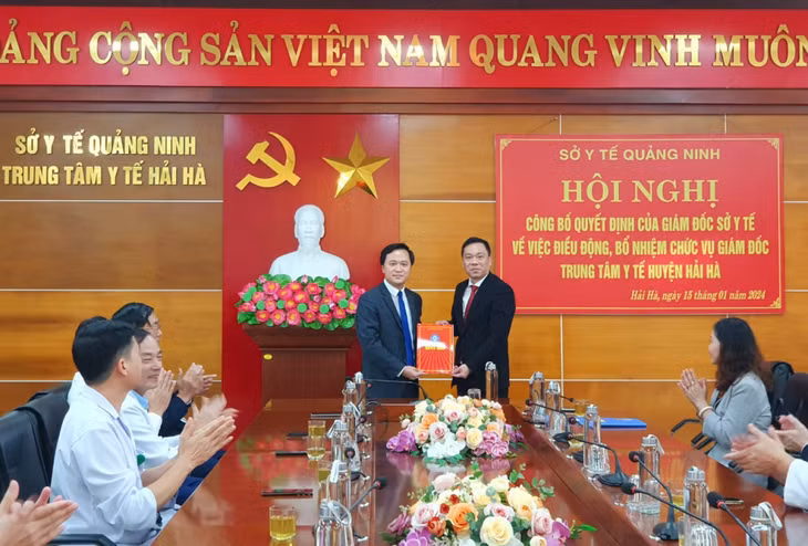 Đồng chí Bùi Mạnh Hùng, Phó Giám đốc Sở Y tế Quảng Ninh trao Quyết định điều động, bổ nhiệm đồng chí Nguyễn Thành Lam, Giám đốc Trung tâm Y tế thị xã Quảng Yên, giữ chức vụ Giám đốc Trung tâm Y tế huyện Hải Hà.