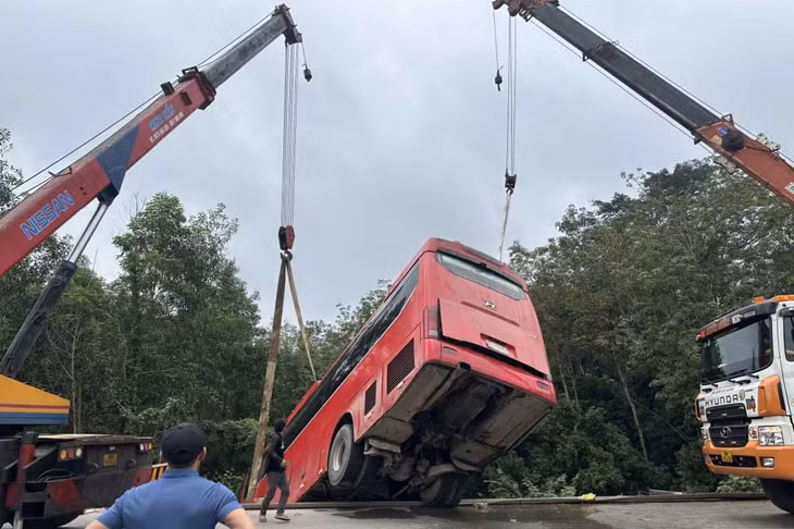 Cẩu cứu hộ đưa xe khách lên. Ảnh: Trần Tuấn.