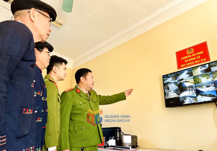 Các mắt camera an ninh trên dọc tuyến đường chính của xã được truyền tín hiệu trực tiếp đến Công an xã Bằng Cả.
