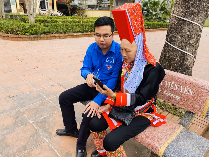 Thanh niên xã Đông Ngũ (huyện Tiên Yên) hướng dẫn người dân các ứng dụng của chuyển đổi số.