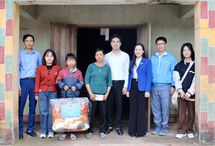 Đoàn Thanh niên Văn phòng UBND tỉnh thăm, tặng quà gia đình học sinh có hoàn cảnh khó khăn tại xã Đồng Sơn.