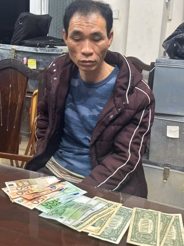 Đối tượng Nguyễn Ngọc Vượng và tang vật thu giữ.