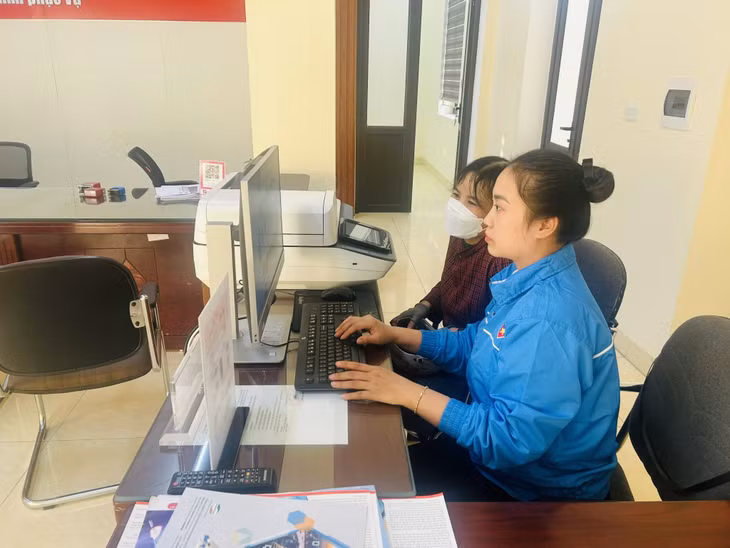 Đoàn viên thanh niên phường Yên Giang (TX Quảng Yên) hướng dẫn người dân nộp TTHC trực tuyến.