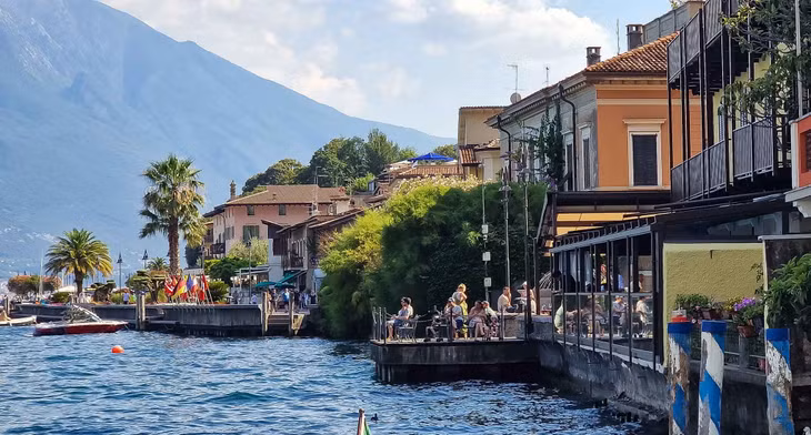 Limone sul Garda nằm trên bờ hồ Garda, hồ lớn nhất ở Ý. Ảnh: Nguyễn Tất Thịnh