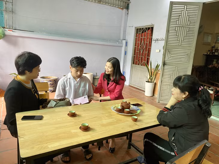 Phòng LĐ-TB&amp;XH thành phố tặng quà Tết cho cháu Bùi Mai Đức (khu 3, phường Hà Trung), là một trong 120 trẻ em có hoàn cảnh khó khăn của thành phố được Phòng nhận đỡ đầu đến năm 18 tuổi.
