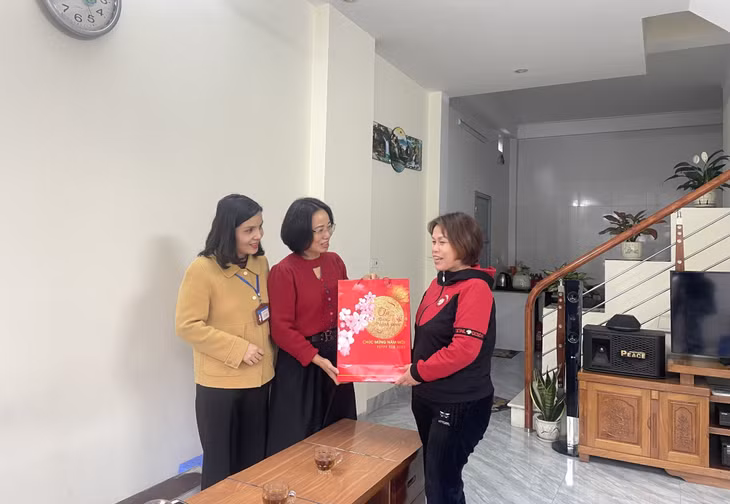Chị Đinh Thị Hoa (khu 1, phường Hà Lầm, TP Hạ Long) phấn khởi khi được ở trong ngôi nhà mới khang trang.