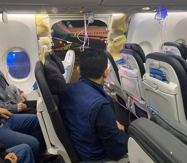 Cửa sổ và một phần thân chiếc máy bay của Hãng hàng không Alaska Airlines bung ra trong quá trình bay. (Nguồn: NBC News)