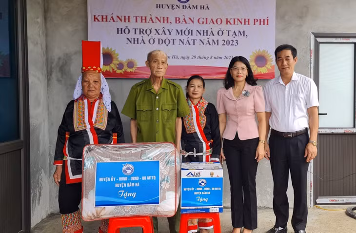 Đồng chí Đỗ Thị Ninh Hường – Tỉnh uỷ viên, Bí thư Huyện uỷ tặng quà cho gia đình ông Dường Chống Làu – bản Tài Lý Sáy, xã Quảng Lâm.