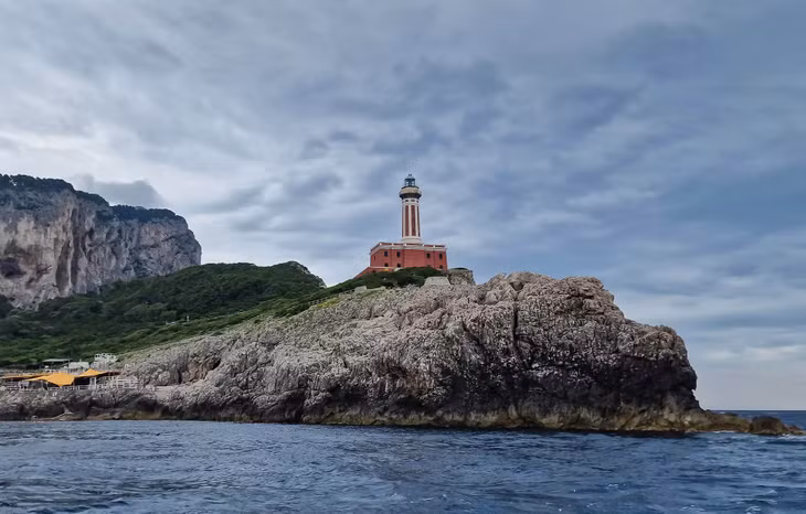 Ngọn đèn biển Punta Carena trên đảo Capri. Ảnh: Nguyễn Tất Thịnh