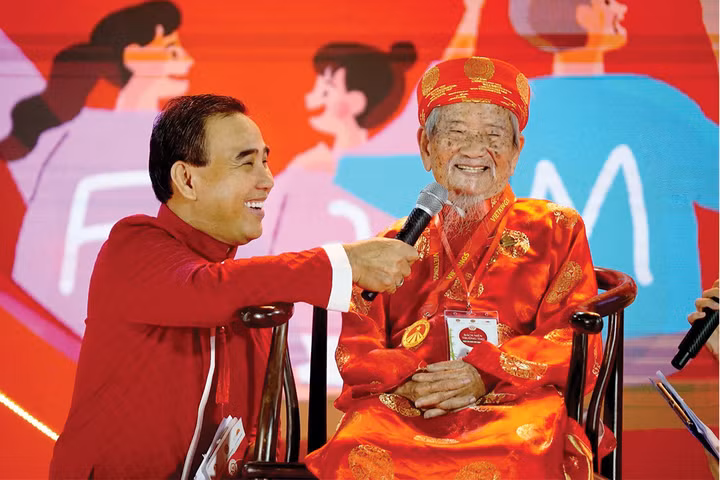 "Hào quang tôi có đủ, không mong nhận thêm danh hiệu", Quyền Linh chia sẻ.