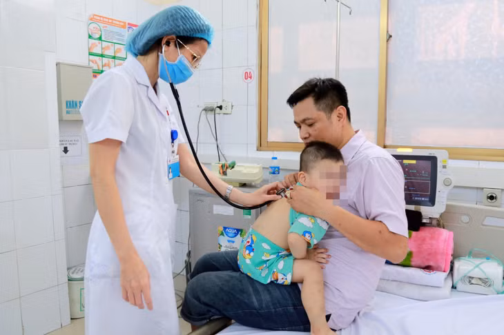 Bác sĩ Bệnh viện Đa khoa tỉnh khám bệnh cho trẻ em. Ảnh: Hà Trang (CTV)