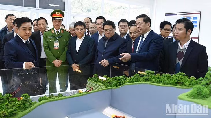 Thủ tướng Phạm Minh Chính nghe giới thiệu về mô hình kết cấu hầm đường bộ trên tuyến cao tốc Đồng Đăng - Trà Lĩnh. (Ảnh: Thanh Giang)