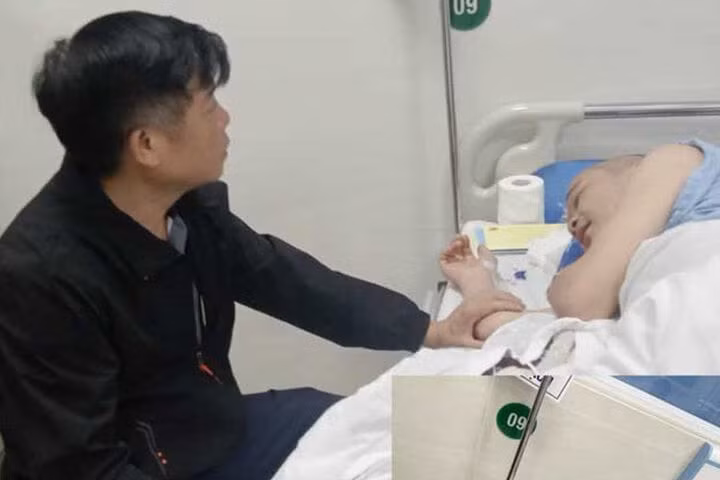Lãnh đạo Công an tỉnh Sơn La thăm hỏi, động viên Đại úy Lò Đức Tiến. (Ảnh: CACC)