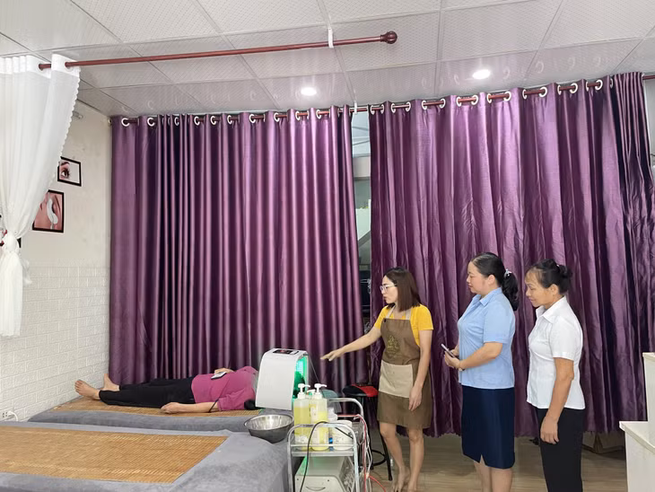 Hội viên phụ nữ phường Hoành Bồ (TP Hạ Long) (thứ 3, từ phải sang) được vay vốn từ nguồn hỗ trợ của phụ nữ để mở cửa hàng kinh doanh spa.