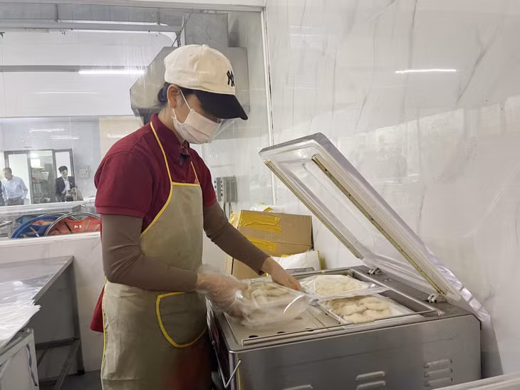 Đóng gói chả mực phục vụ dịp Tết tại cơ sở sản xuất chả mực Bà Nụ (Vân Đồn).