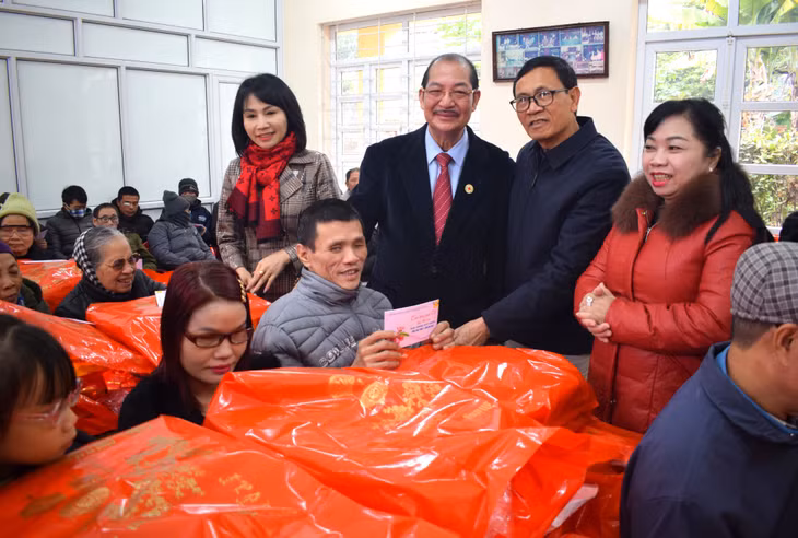Chương trình tặng quà góp phần giúp người mù Cẩm Phả được đón cái tết đủ đầy
