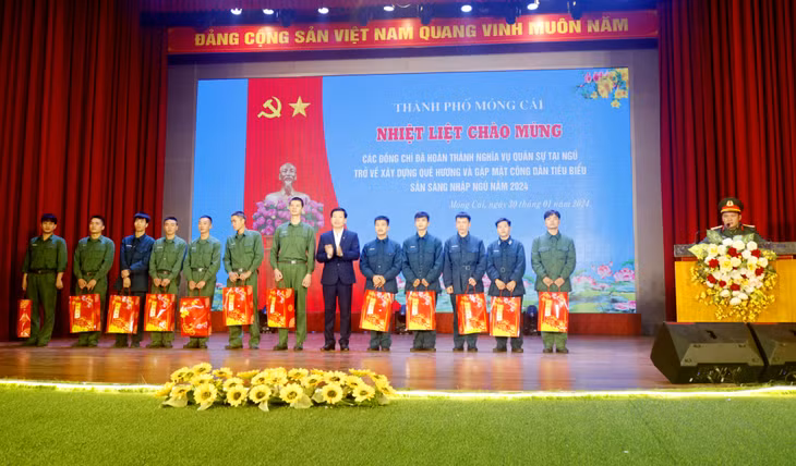 Tặng quà động viên cho quân nhân có thành tích xuất sắc và công dân tiêu biểu sẵn sàng nhập ngũ năm 2024.