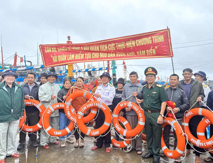 Bộ Tư lệnh Vùng 3 Hải quân Tặng phao cứu hộ cho các ngư dân trên đảo Lý Sơn.