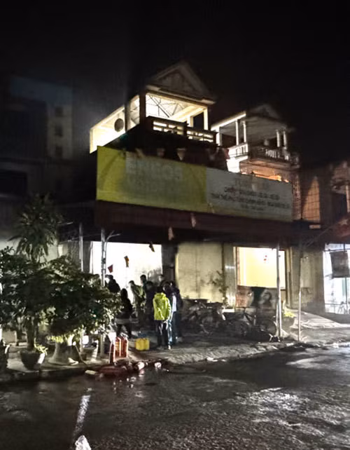 Căn nhà cháy có ba tầng, một tum, có lối thoát hiểm phía trước song các nạn nhân không kịp thoát. Ảnh: Lam Sơn