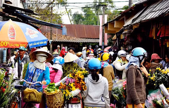 Chợ Tết tấp nập dòng người mua bán ngược xuôi