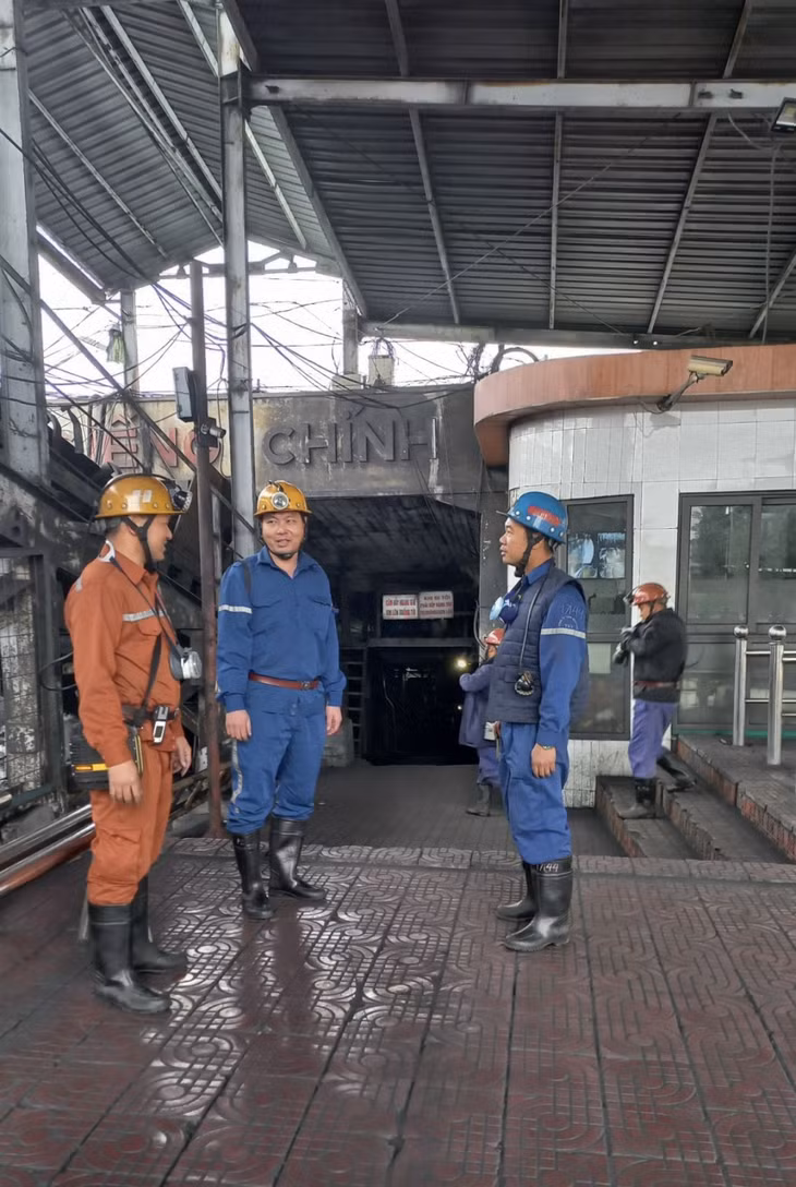 Quản đốc Phân xưởng Đào lò 3 - anh Nguyễn Ngọc Cường (ở giữa) trao đổi công việc trước ca sản xuất. Ảnh: CTV