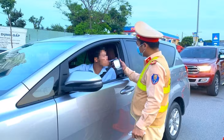 Theo đánh giá, khi lực lượng chức năng kiểm soát nghiêm vi phạm nồng độ cồn, các vụ tai nạn giao thông liên quan đến sử dụng rượu, bia đã giảm đáng kể (Ảnh minh họa).