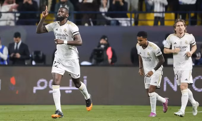 Rudiger (trái) mừng bàn gỡ hòa 1-1 cho Real trước Atletico ở bán kết Siêu cup Tây Ban Nha trên sân King Saud University, thành phố Riyadh, Arab Saudi, tối 10/1/2024. Ảnh: EFE