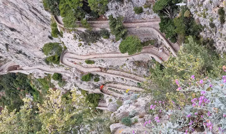 Ngoài ra, du khách có thể khám phá hai thị trấn trên hòn đảo này là Capri và Anacapri. Ảnh: Nguyễn Tất Thịnh