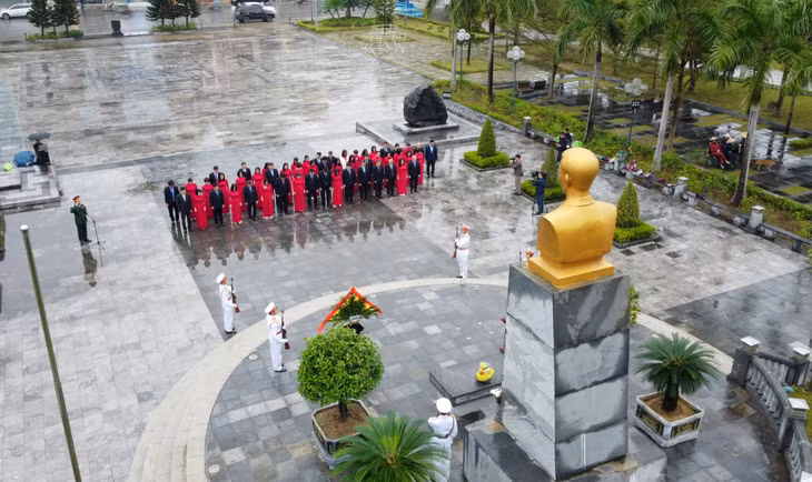 Đoàn đại biểu Trung tâm Truyền thông tỉnh Quảng Ninh dành một phút tưởng niệm trước tượng đài đồng chí Vũ Văn Hiếu. Ảnh: Nguyễn Soái