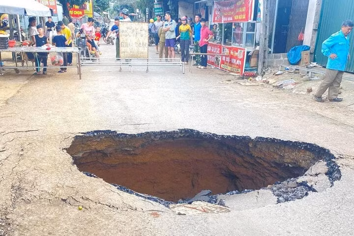 Hố sụt lún xuất hiện giữa đường thuộc địa phận huyện Cao Phong, Hoà Bình. (Ảnh: Facebook)