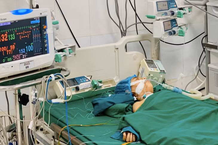 Một trong 3 trẻ tại thời điểm được cấp cứu tại bệnh viện. Ảnh: BVCC