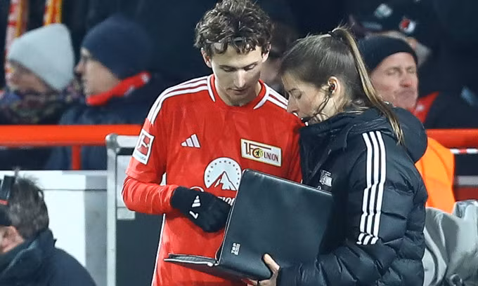 HLV tạm quyền của Union Berlin Marie Louise Eta chỉ đạo một cầu thủ nhà trong trận thắng Darmstadt ở vòng 19 Bundesliga ngày 28/1. Ảnh: Reuters