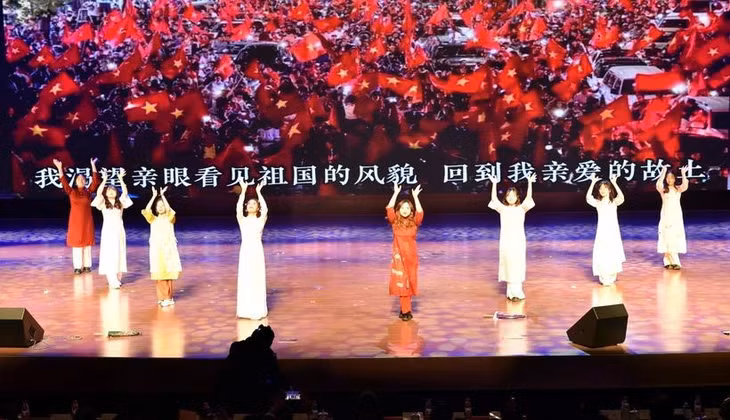 Màn biểu diễn tiết mục văn nghệ của các sinh viên Việt Nam tại lễ trao giải cuộc thi. (Ảnh: Tiến Trung/Vietnam+)