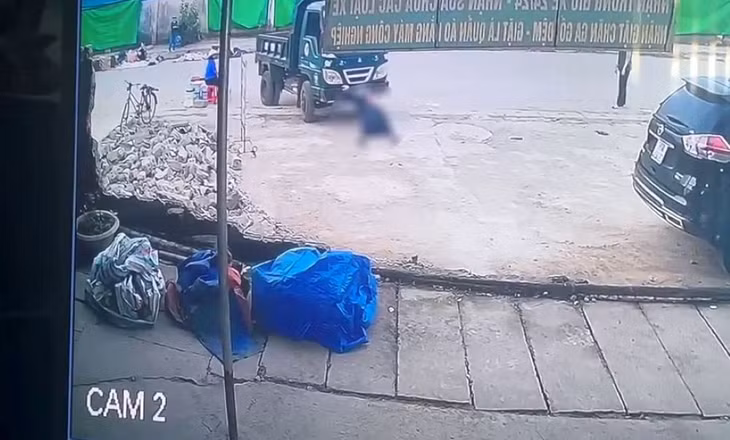 Kinh hãi cảnh nam thanh niên bị tài xế xe tải húc, cuốn vào gầm. Ảnh: Cắt từ clip