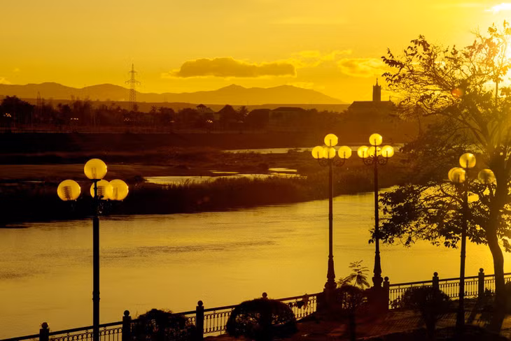 Chiều xuống bên bờ sông Đắk Bla. Ảnh: Huy Đằng