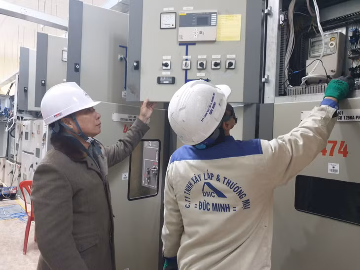 Lãnh đạo Công ty Điện lực Quảng Ninh trực tiếp chỉ đạo đấu nối tủ 22kV tại trạm. Ảnh đơn vị cung cấp