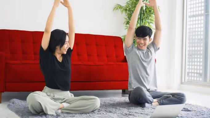 Tập thể dục đều đặn để tăng cường sức mạnh và linh hoạt cho khớp gối.